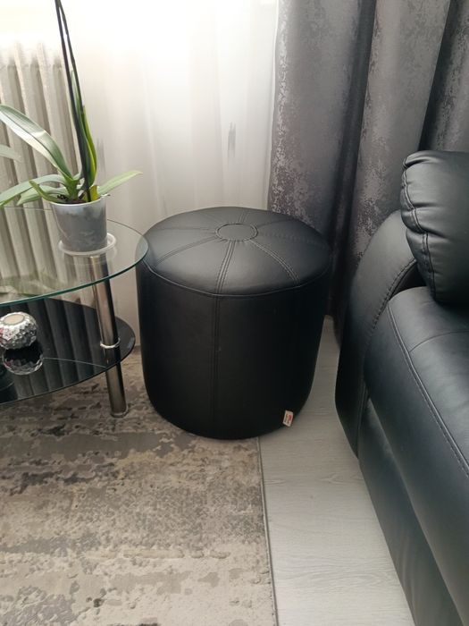 Vând canapea tv, 2 tabureti din piele ecologică+ măsuță sticla