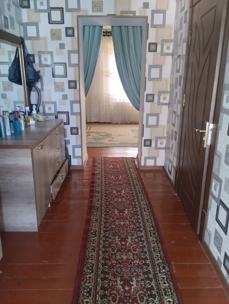 Hovli uy sotiladi