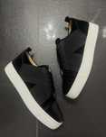 Christian Louboutin cu platforma (nu cei clasici)