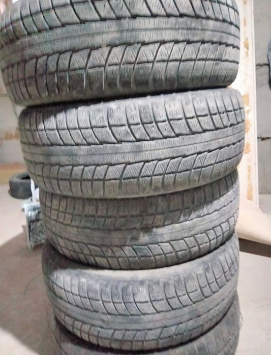 Продам шины зимние 245/65/19
