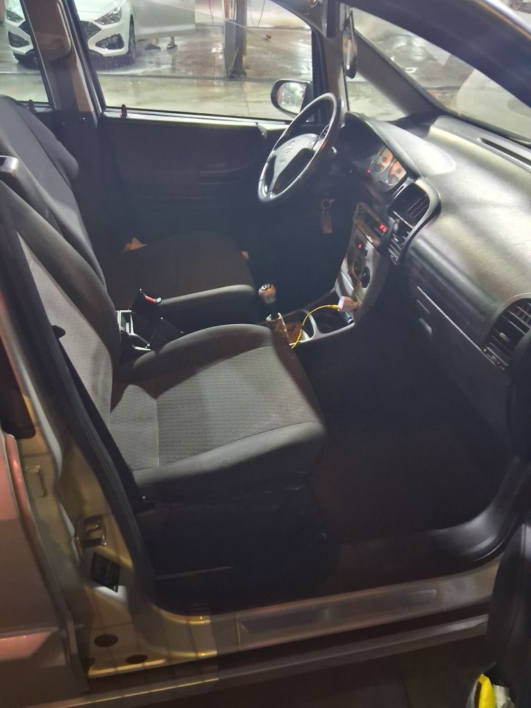 Vând Opel zafira