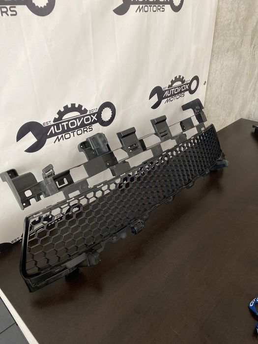 Grila inferioara bara fata Dacia Logan Sandero de la 2012 la 2017