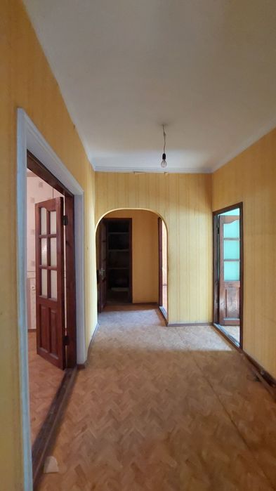 4/1/5 (1 этаж). Сергели 4. Квартира 90 м², без ремонта, торец.