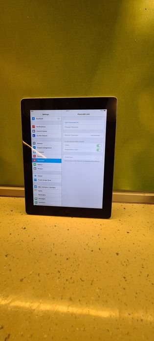 Таблет APPLE iPad 2 Tablet MC769B/A 9.7 Inch 16GB Wi-Fi