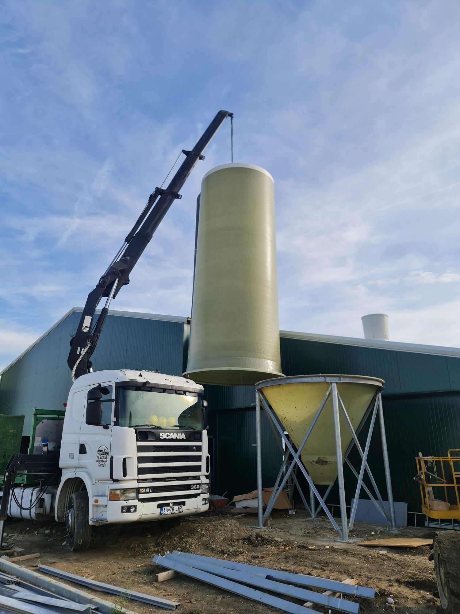 Camion cu macara de inchiriat