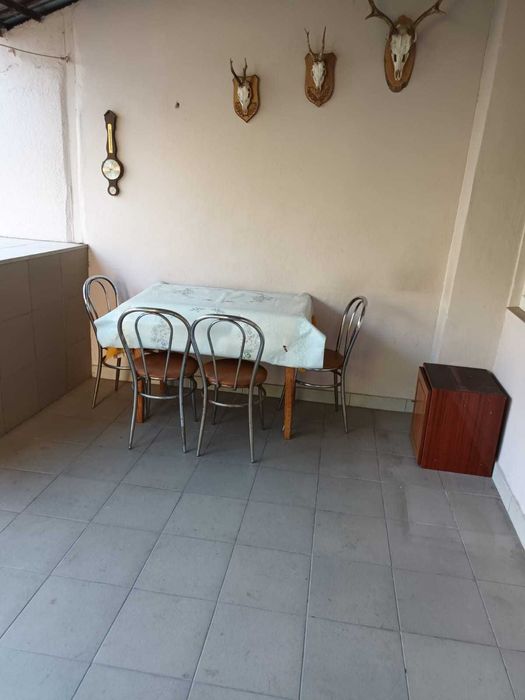 Casa cu etaj, 4 camere, central, cu acces auto in curte