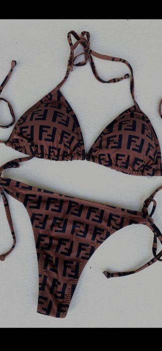 Costum de baieBurberry, Fendi, model 2026, chilot tanga