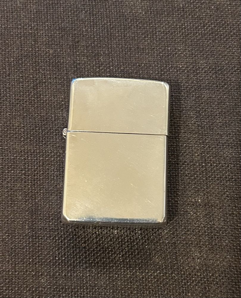 Vând bricheta originala Zippo 1999, din argint, cu insertie din 1999