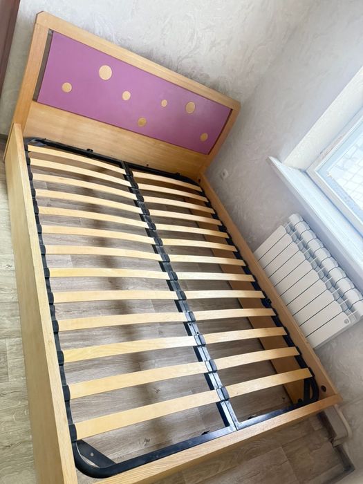 Продаю двухспальную кровать. Матрас в наличие.