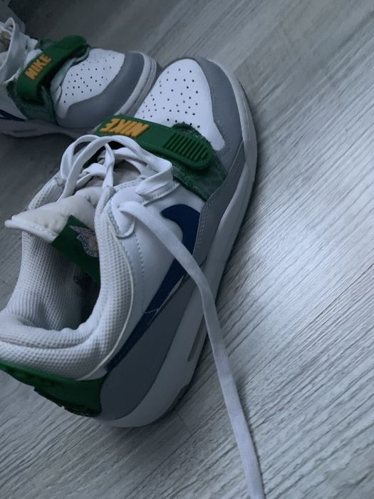 Vând papuci originali