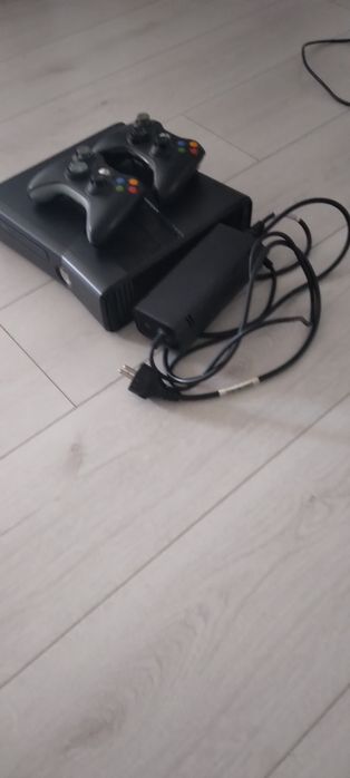 Xbox 360 slim + 2 controlere