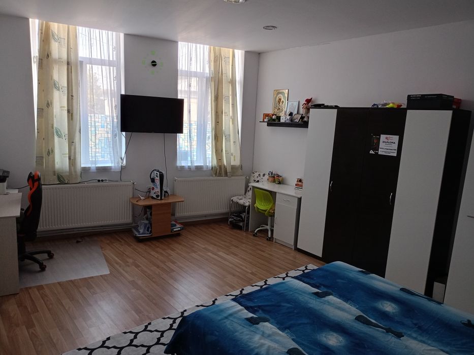 Vând casă piata Centrală 3 camere