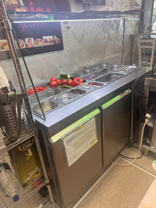 Vitrina rece ingrediente si plita electrica