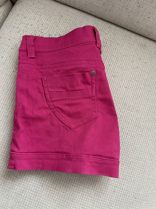 Pantaloni de blugi scurti roz, noi