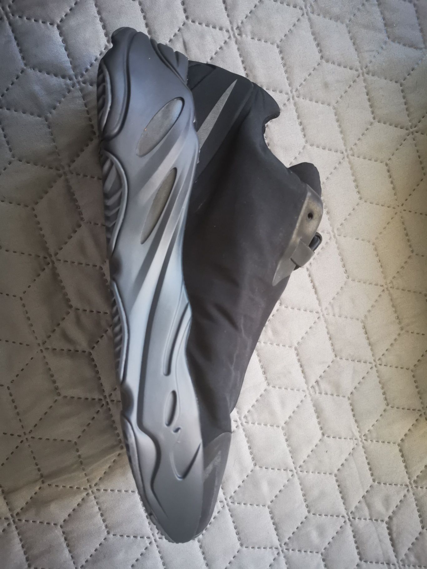 Yeezy 700 MNVN Triple Black 42/42.5