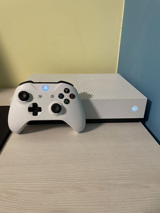 Конзола Xbox One S 1 TB +слушалки Logitech,зарядна станция и контролер
