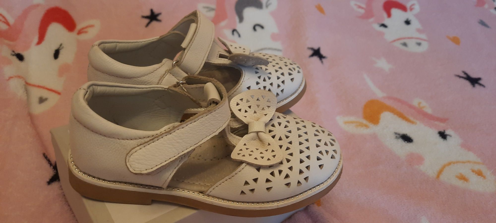 Белые сандалики для девочки фирмы Pafi