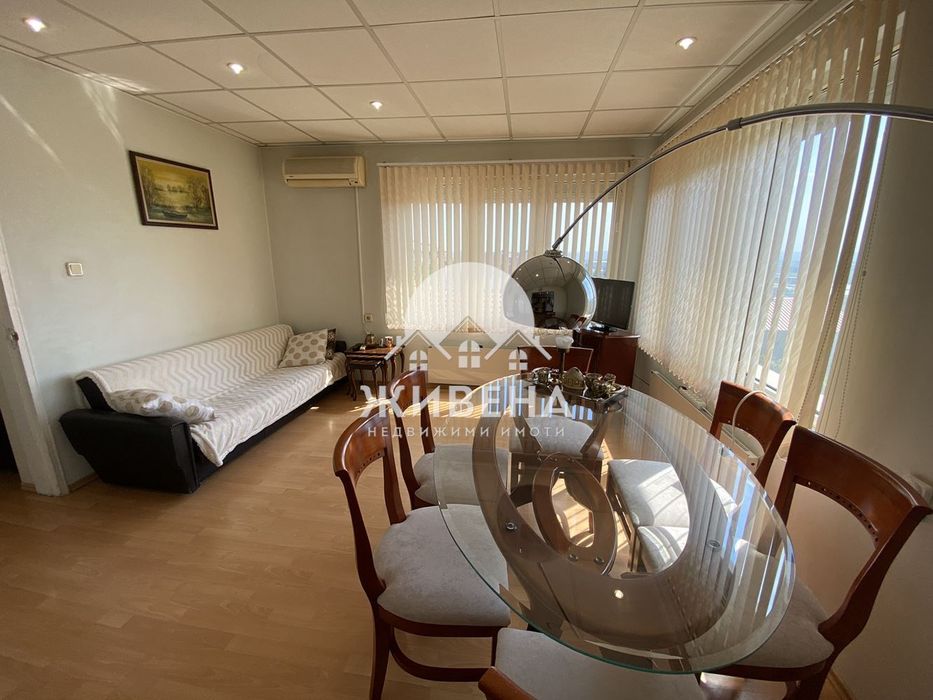 Продавам триетажна къща в обл.Варна, гр. Аксаково, РЗП: 306 кв.м