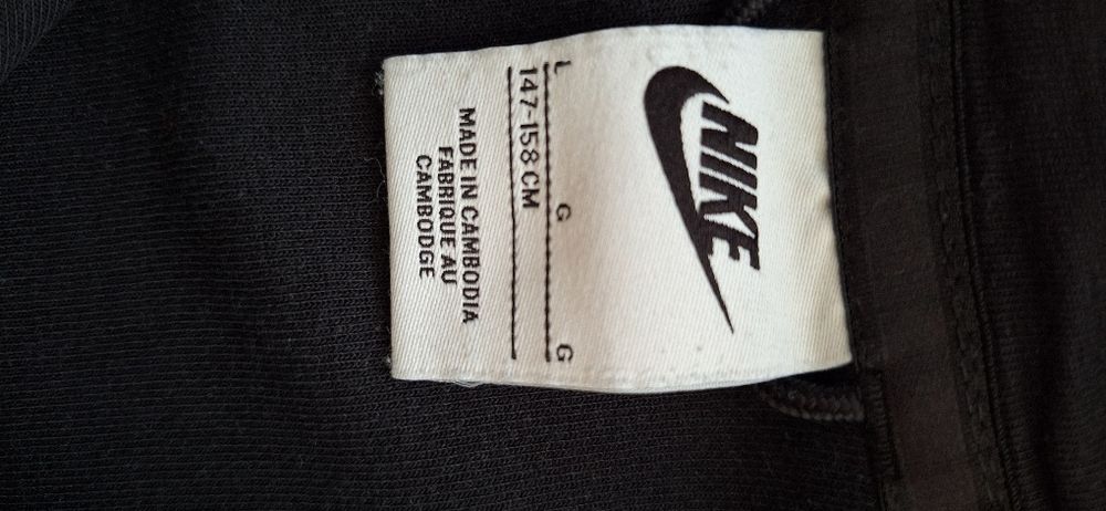 Продавам Nike tech black.Old edition