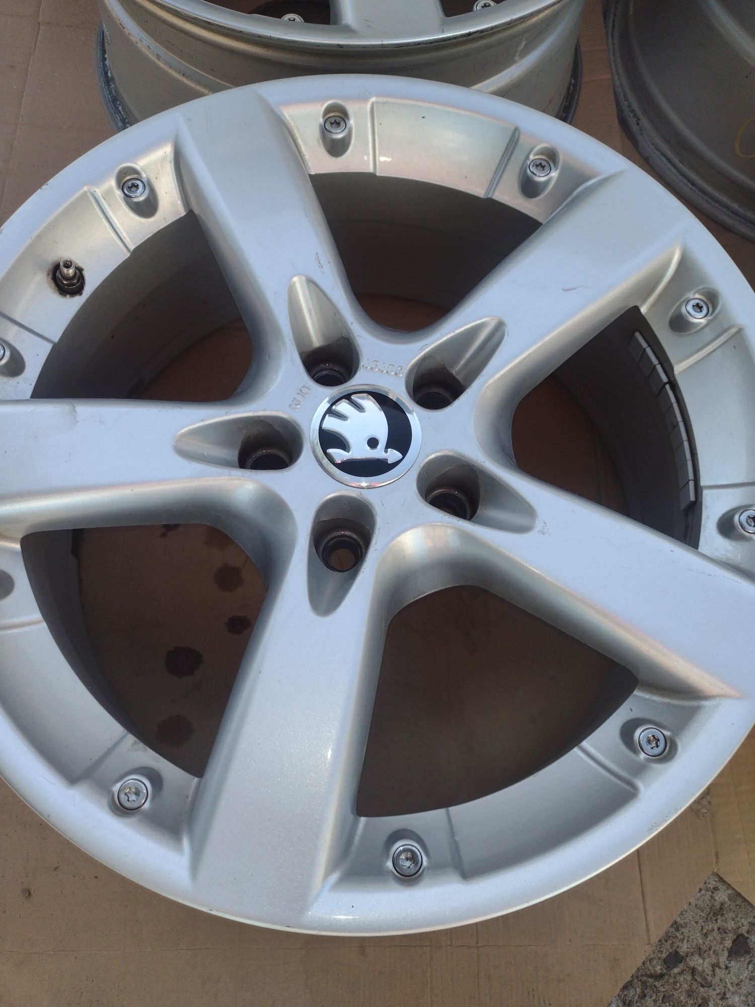 Перфектни Aluett 17-5x112 ET35 7.5j Шкода Супърб