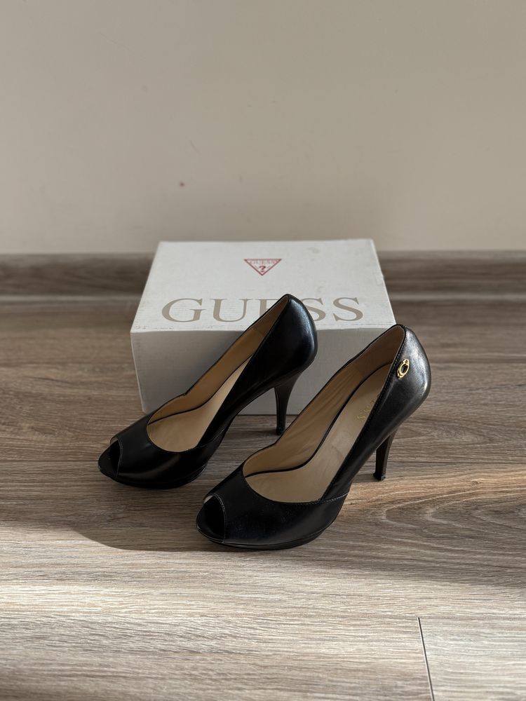Сандали на ток Guess