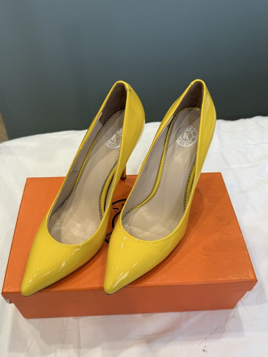 Желтые лакированные туфли лодочки