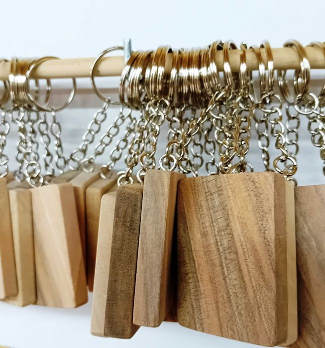 Дървен ключодържател с шевици и орнаменти