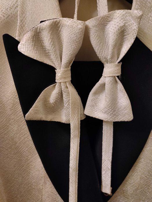 Costum de ceremonie alb