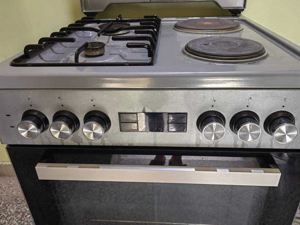 Продавам готварска печка с газови и обикновени котлони BEKO