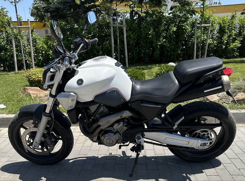 Продавам Yamaha MT-03 White perl