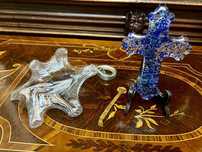 Arta in sticla Murano-cruce bicolora-floare decor Robert Hamon-Italia