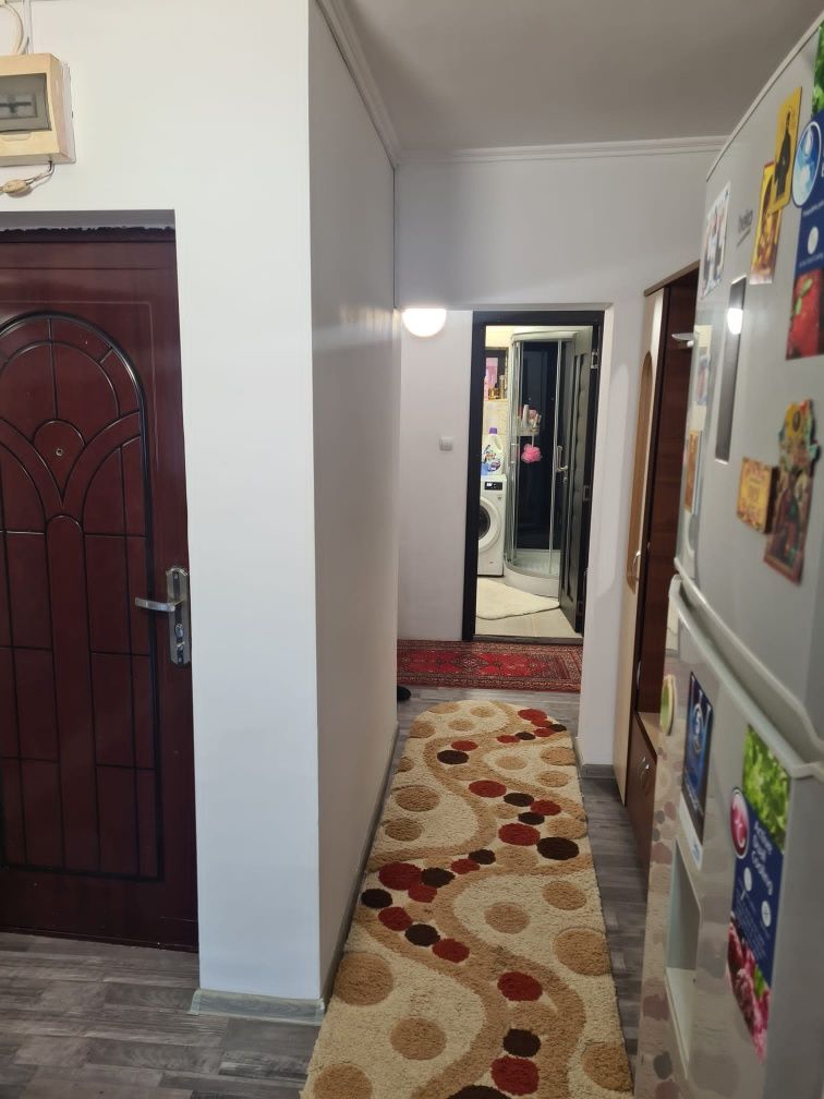 Vând apartament cu 2 camere la etajul 3 pe bulevardul 1mai