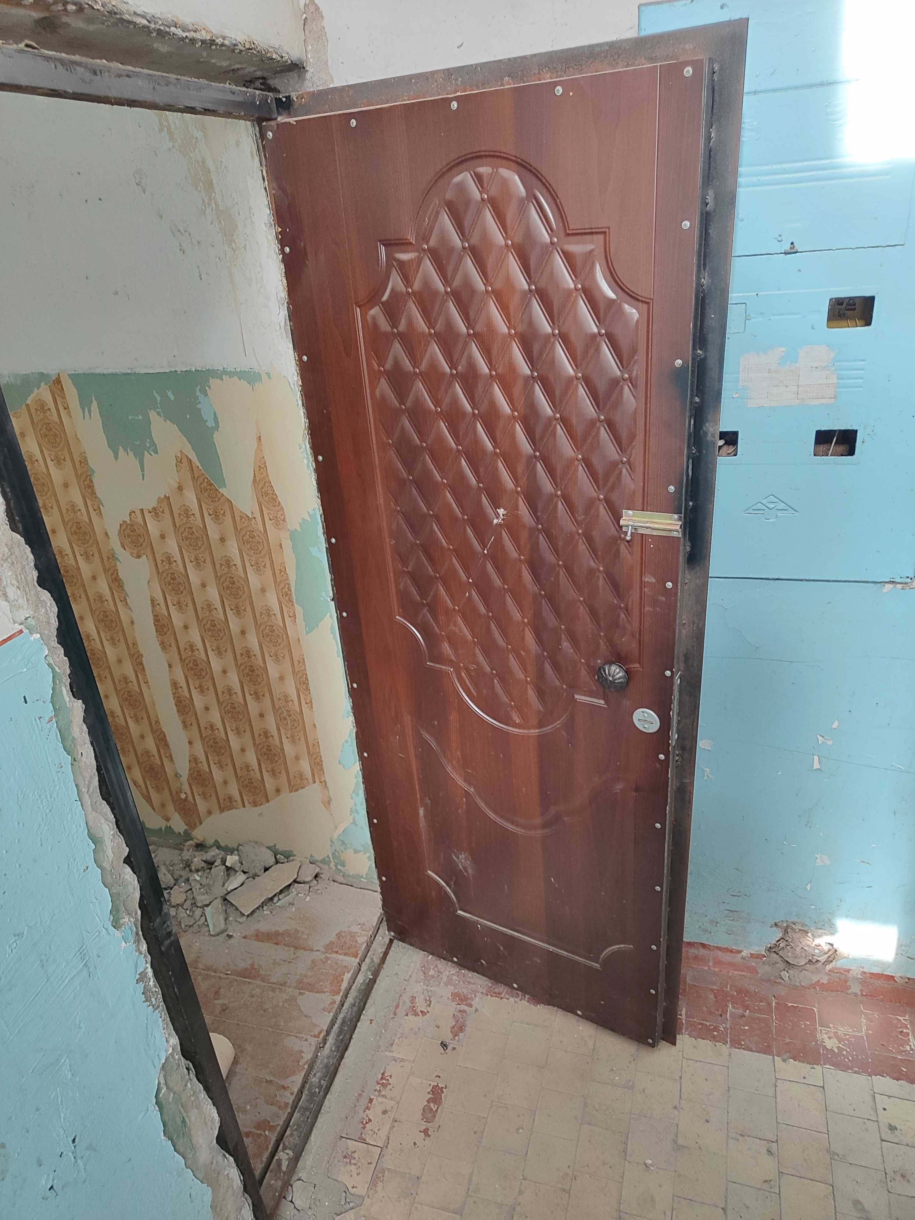 Дверь железная продается.