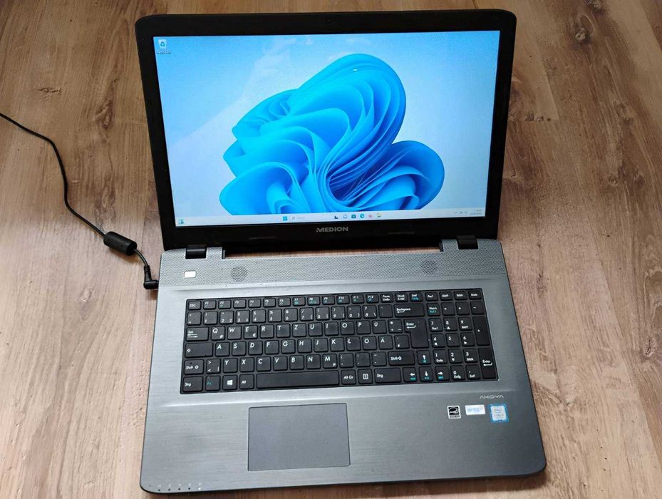 Laptop Lenovo Medion Akoya P7402, i3 gen7, RAM 8GB, SSD 120, 18 inch