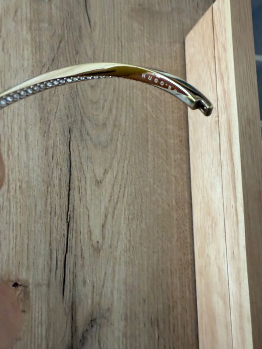 Гривна с камъни Hugo Boss в златно