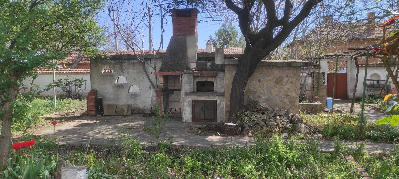 Продавам къща с двор