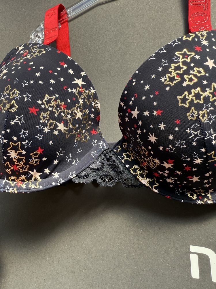 Сутиен в десен на звезди Tommy Hilfiger /75B/