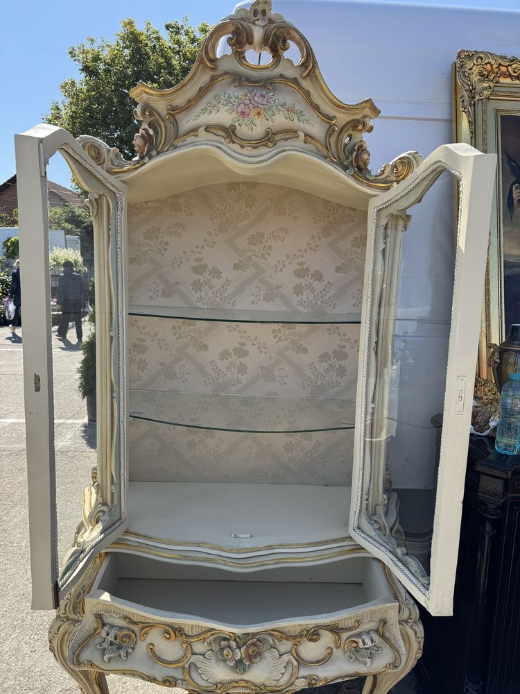 Vitrina din lemn masiv cu sculpturi, stil baroc-venetian