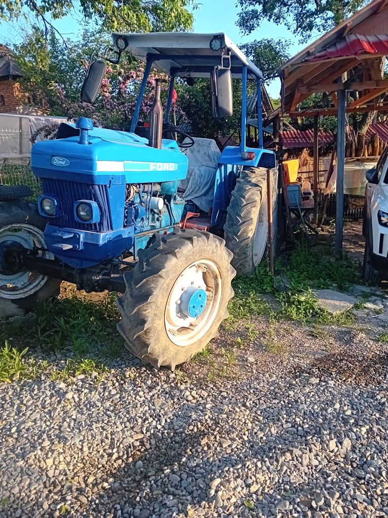 Tractor Fiat 4x4 cu remorca și plug