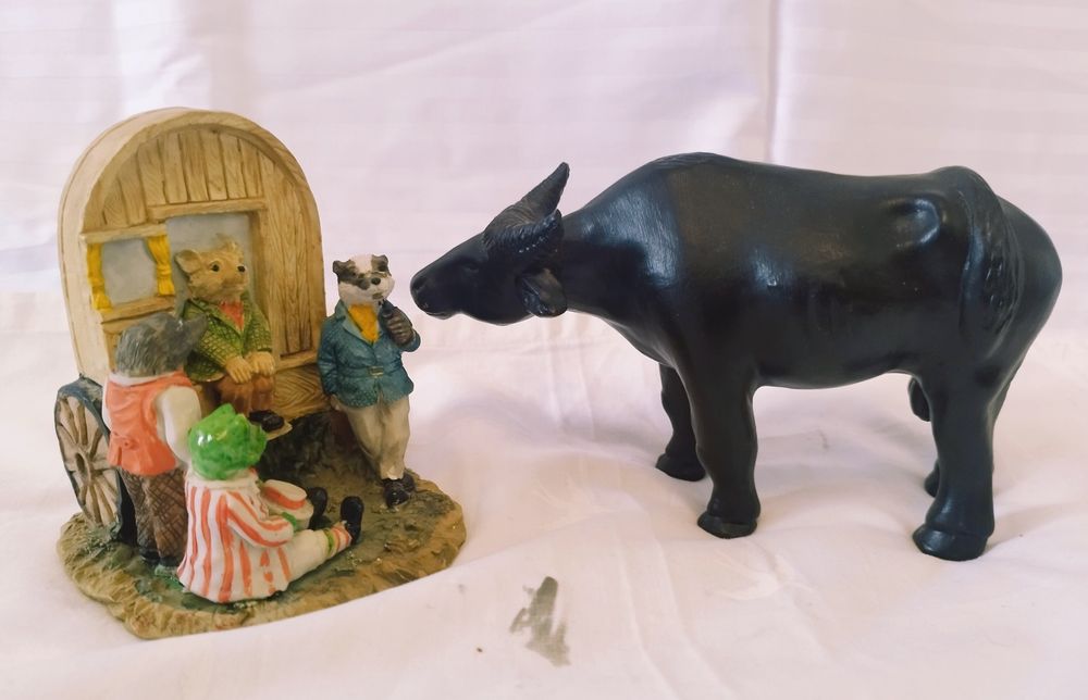 Figurine decorative Colecția Leonardo, din rășină acrilica.