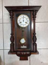 Стар стенен часовник с махало