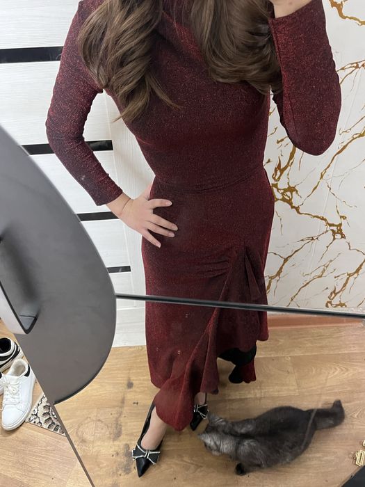 бордовое платье , с завязкой сзади