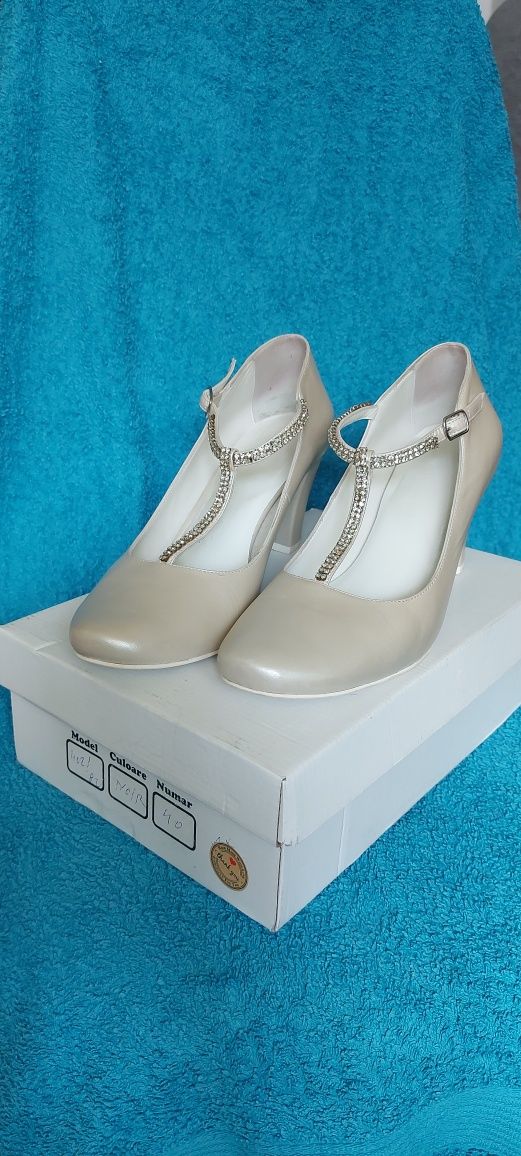 Pantofi albi nr. 40