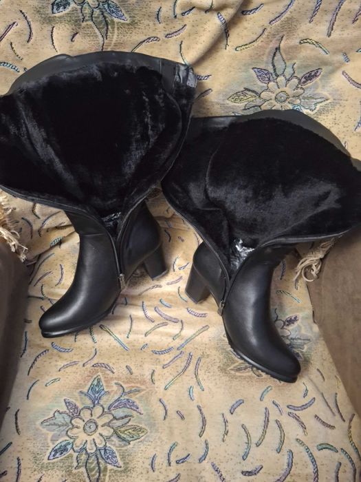 Продаются зимние сапоги женские
