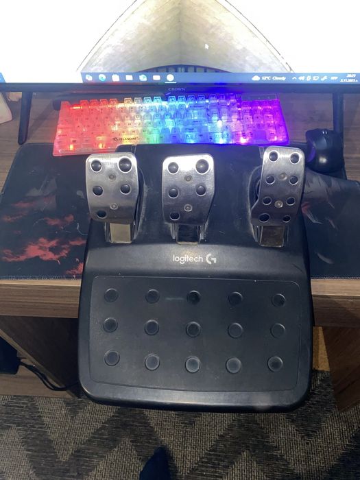 Продавам компютар и волан с педали logitech g29