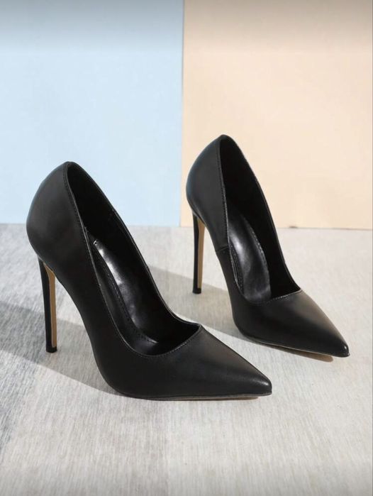 Дамски остри обувки с ток