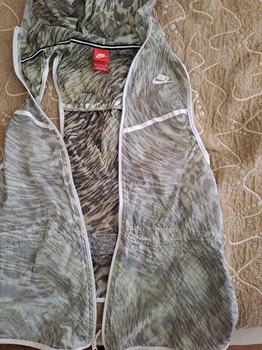 Дамски елек nike, рязмер м, нов