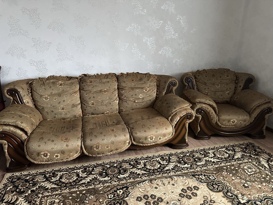 Диван с двумя креслами