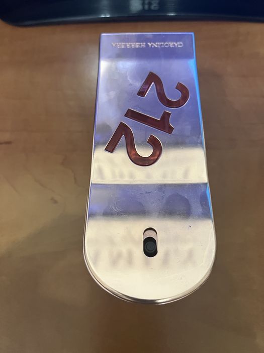 212 Парфюм използван,тежък аромат и супер траен.