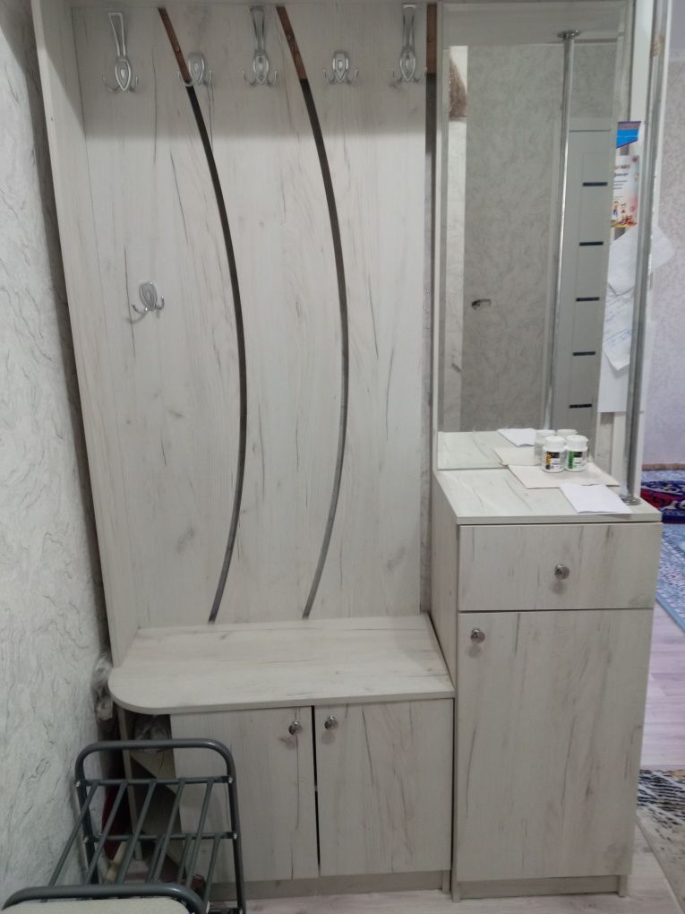 Продам прихожую шкаф